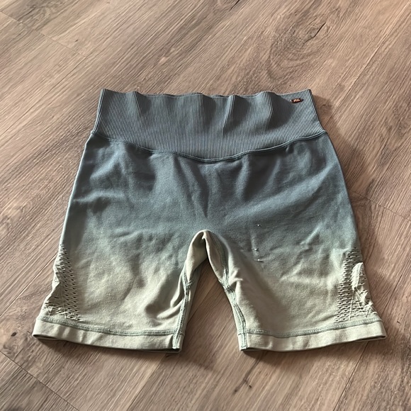 🏴 Pink Victoria’s Secret compression style shorts size small - Picture 2 of 8